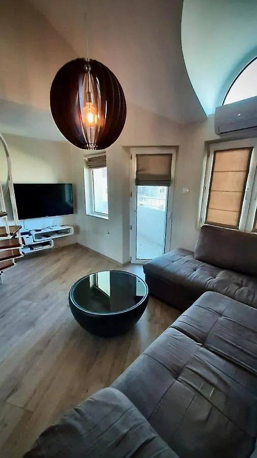Centrally Located Apartment In Warna