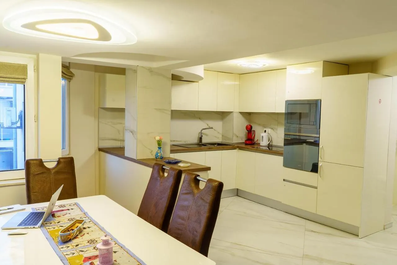 Centrally Located Apartment In Warna 0*,